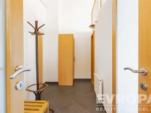 Prodej atypického bytu, Praha - Staré Město, U Dobřenských, 63 m2