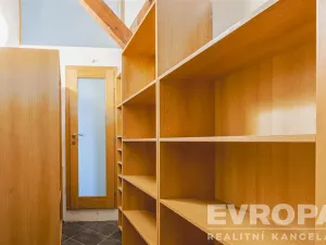 Prodej atypického bytu, Praha - Staré Město, U Dobřenských, 63 m2