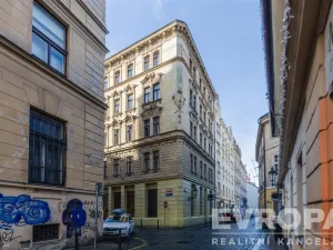 Prodej atypického bytu, Praha - Staré Město, U Dobřenských, 63 m2