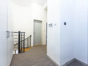 Pronájem obchodního prostoru, Praha - Žižkov, Husitská, 135 m2