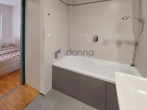 Pronájem bytu 1+kk, Praha, Viklefova, 47 m2