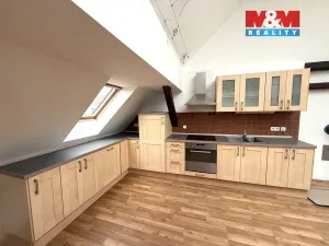 Pronájem atypického bytu, Žatec, Žižkovo náměstí, 100 m2