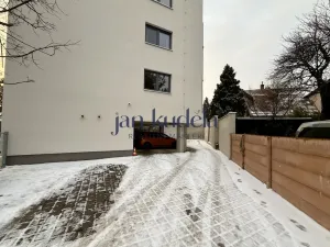 Pronájem garážového stání, Brno - Židenice, Líšeňská, 13 m2