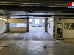 Pronájem garážového stání, Praha - Holešovice, Poupětova, 12 m2