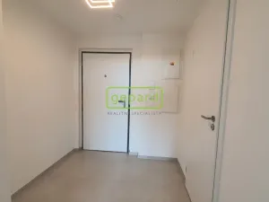 Pronájem bytu 1+kk, Praha, Kolbenova, 35 m2