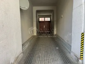 Pronájem garážového stání, Praha - Vinohrady, Francouzská, 14 m2