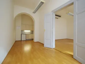 Pronájem kanceláře, Praha - Smíchov, Štefánikova, 70 m2