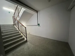 Pronájem obchodního prostoru, Praha - Horní Počernice, Komárovská, 210 m2