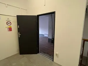 Pronájem obchodního prostoru, Praha - Horní Počernice, Komárovská, 210 m2