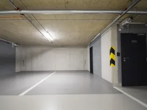 Pronájem garážového stání, Praha - Karlín, Křižíkova, 13 m2