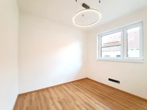 Prodej bytu 4+kk, Stochov, náměstí u dubu, 96 m2