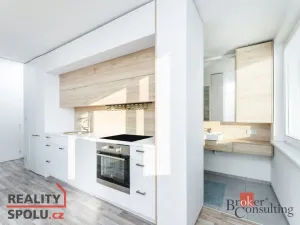 Pronájem bytu 1+kk, Praha - Záběhlice, Topolová, 31 m2