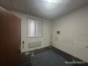 Pronájem obchodního prostoru, Praha - Libeň, náměstí Dr. Václava Holého, 300 m2