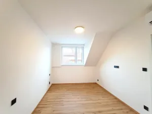 Prodej rodinného domu, Stochov, náměstí u dubu, 96 m2