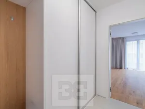 Pronájem bytu 1+kk, Praha - Košíře, Starokošířská, 43 m2