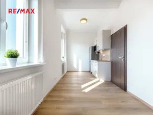Pronájem bytu 1+kk, Praha - Libeň, náměstí Dr. Václava Holého, 27 m2