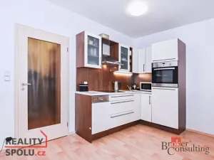 Pronájem bytu 1+kk, Praha, Trmická, 40 m2
