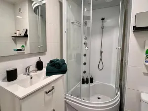 Pronájem bytu 2+kk, Karlovy Vary, Charkovská, 48 m2