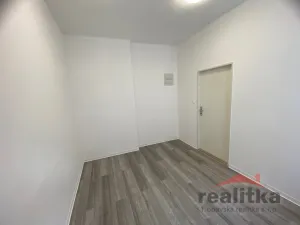 Pronájem bytu 2+kk, Opava - Předměstí, Komárovská, 33 m2