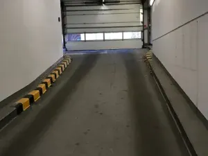 Pronájem garážového stání, Praha - Holešovice, Tusarova, 12 m2