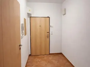 Pronájem bytu 1+kk, Praha - Smíchov, Plzeňská, 34 m2