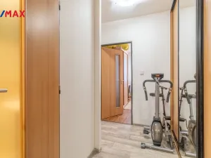 Pronájem bytu 2+kk, Praha - Petrovice, Lessnerova, 43 m2
