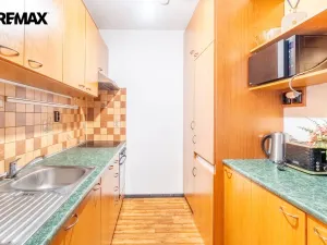 Pronájem bytu 2+kk, Praha - Petrovice, Lessnerova, 43 m2