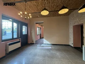Pronájem obchodního prostoru, Karlovy Vary, Hynaisova, 42 m2