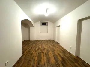 Pronájem kanceláře, Praha - Strašnice, Saratovská, 110 m2