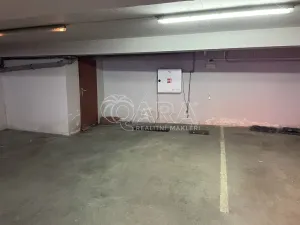 Pronájem garážového stání, Praha, Krymská, 12 m2