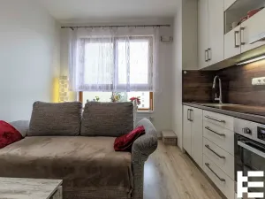 Pronájem bytu 1+kk, Praha - Modřany, Rorýsová, 38 m2