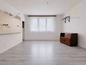 Prodej vícegeneračního domu, Kostelec nad Labem, nám. Komenského, 120 m2