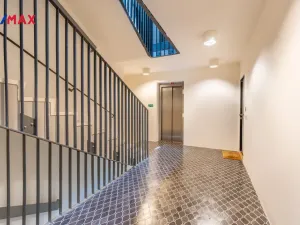 Pronájem garážového stání, Praha - Hrdlořezy, V třešňovce, 13 m2