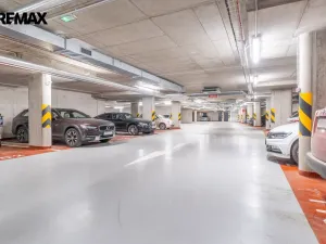 Pronájem garážového stání, Praha - Hrdlořezy, V třešňovce, 13 m2
