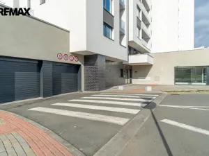 Pronájem garážového stání, Praha - Hrdlořezy, V třešňovce, 13 m2