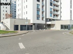 Pronájem garážového stání, Praha - Hrdlořezy, V třešňovce, 13 m2