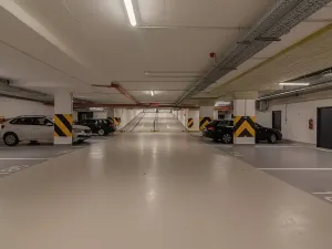 Pronájem garážového stání, Praha - Holešovice, U průhonu, 17 m2