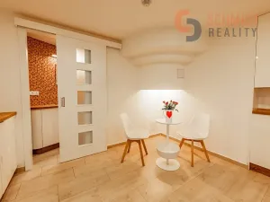 Pronájem kanceláře, Mikulov, Náměstí, 19 m2