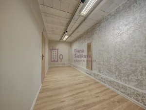 Pronájem obchodního prostoru, Jindřichův Hradec - Jindřichův Hradec I, nám. Míru, 18 m2