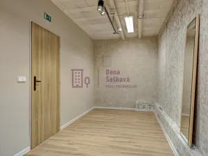 Pronájem obchodního prostoru, Jindřichův Hradec - Jindřichův Hradec I, nám. Míru, 18 m2