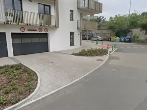 Pronájem garážového stání, Praha - Libeň, Nad Kolčavkou, 25 m2