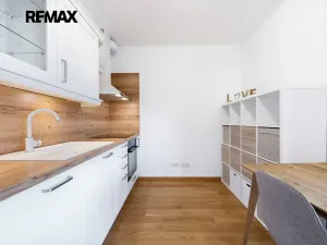 Pronájem bytu 1+kk, Praha - Smíchov, Kobrova, 43 m2