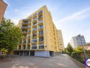 Prodej garážového stání, Praha, Na Harfě, 13 m2