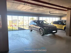 Pronájem garážového stání, Znojmo, Kosmákova, 15 m2