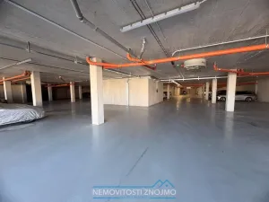 Pronájem garážového stání, Znojmo, Kosmákova, 15 m2