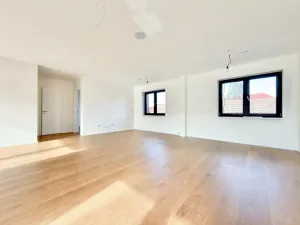 Prodej bytu 4+kk, Praha - Holyně, náměstí Pod lípou, 127 m2