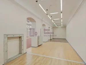 Pronájem obchodního prostoru, Jindřichův Hradec - Jindřichův Hradec I, nám. Míru, 525 m2