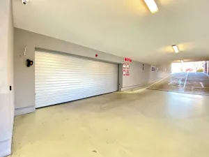 Pronájem garážového stání, Praha, 13 m2