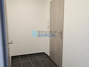 Pronájem bytu 1+kk, Praha - Kobylisy, Trousilova, 33 m2