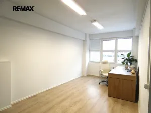 Pronájem kanceláře, Praha - Hloubětín, Nademlejnská, 77 m2